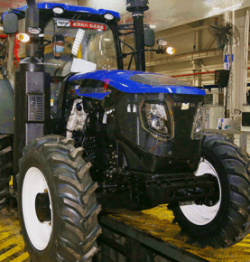 Heavy-duty 4x4 farm tractor with 210 horsepower